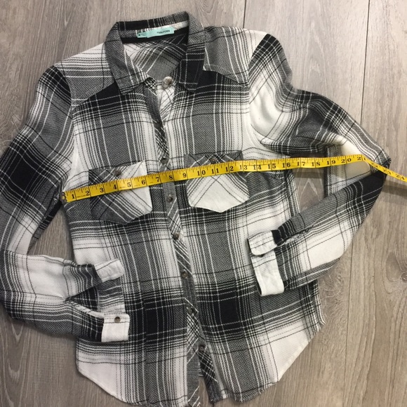 Maurice’s Long sleeve plaid top - Picture 4 of 4